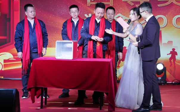 黄石尊龙凯时2024年终晚会:凝心聚力,共创辉煌!